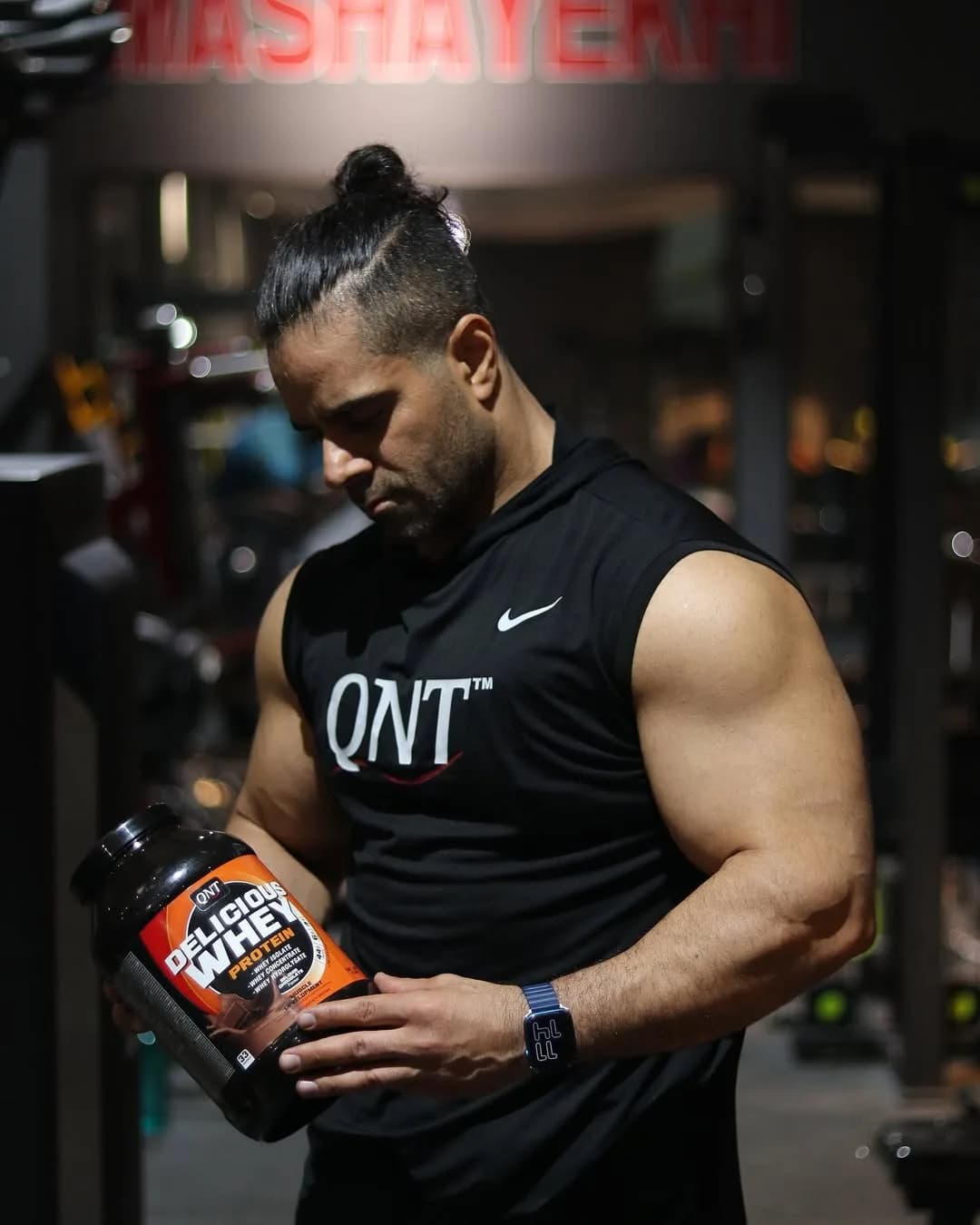 پروتئین وی Delicious Whey QNT، رنگ مشکی و نارنجی، جنس پلاستیک، ظرف پودر
