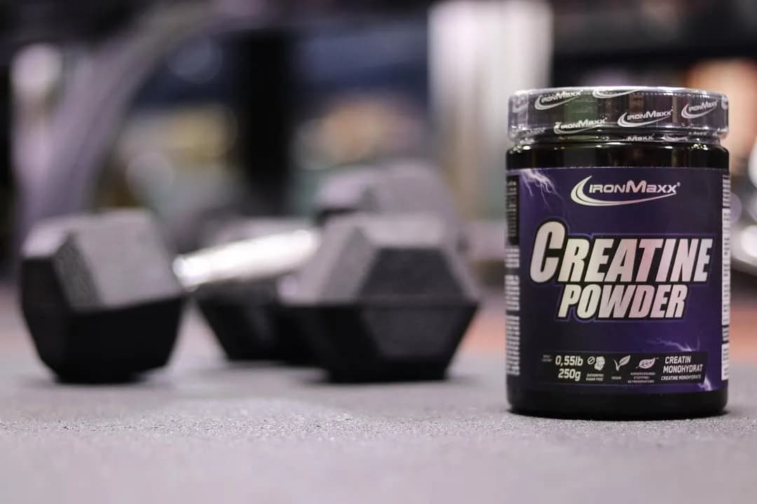 پودر کراتین مونوهیدرات IRONMAXX، رنگ بنفش و مشکی، جنس پلاستیک، ظرف پودر
