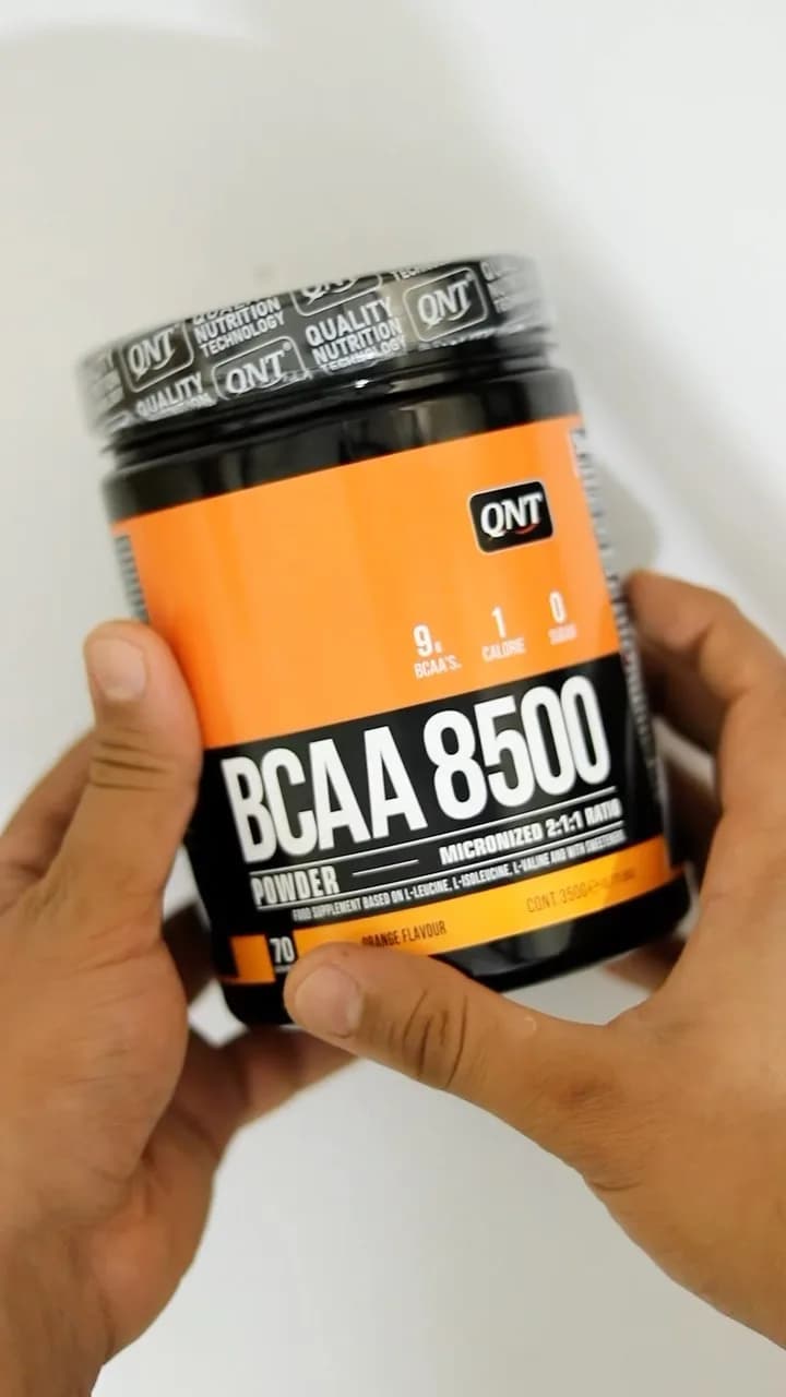 مکمل BCAA 8500 QNT، رنگ سیاه، نارنجی و سفید، جنس پلاستیک، قوطی استوانهای