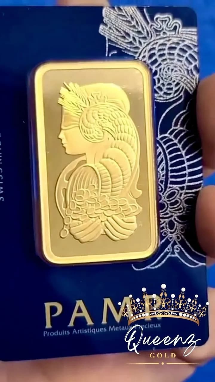 شمش طلا ۱۰۰ گرمی ۲۴ عیار PAMP، رنگ طلایی و آبی، جنس فلز (طلا) و مقوا، شمش طلا با بسته‌بندی کارت