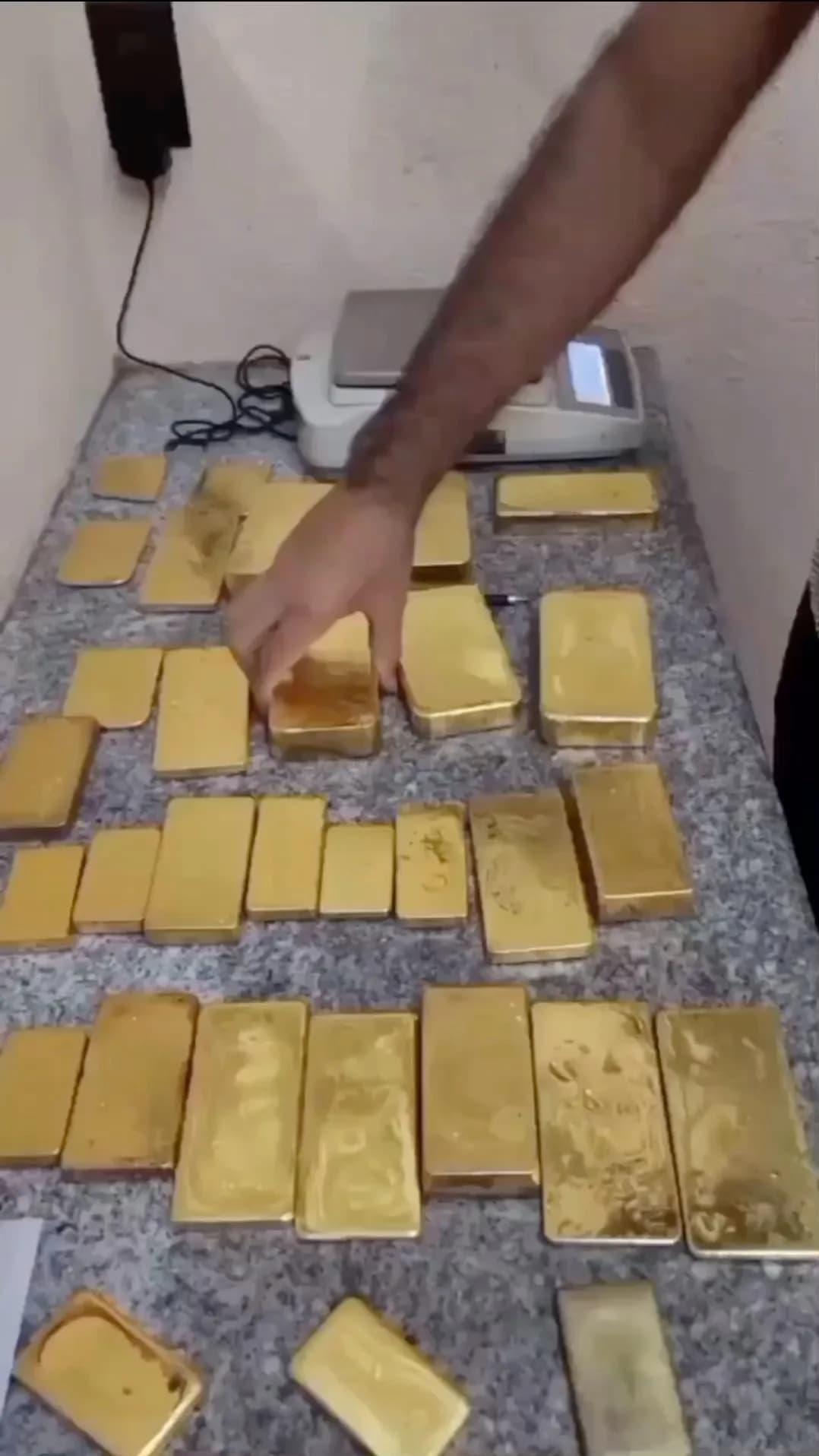 شمش طلا ۲۴ عیار، رنگ طلایی، جنس فلز، مستطیلی بزرگ