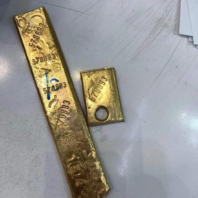 طلای آبشده، رنگ طلایی، مستطیلی بلند