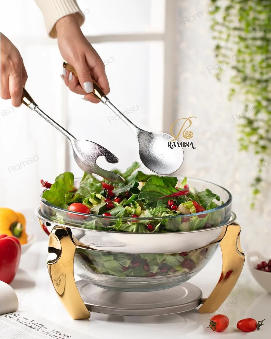سالادخوری رامیسا، رنگ نقرهای و طلایی، جنس شیشه و فلز، کاسه با پایه و کفگیر
