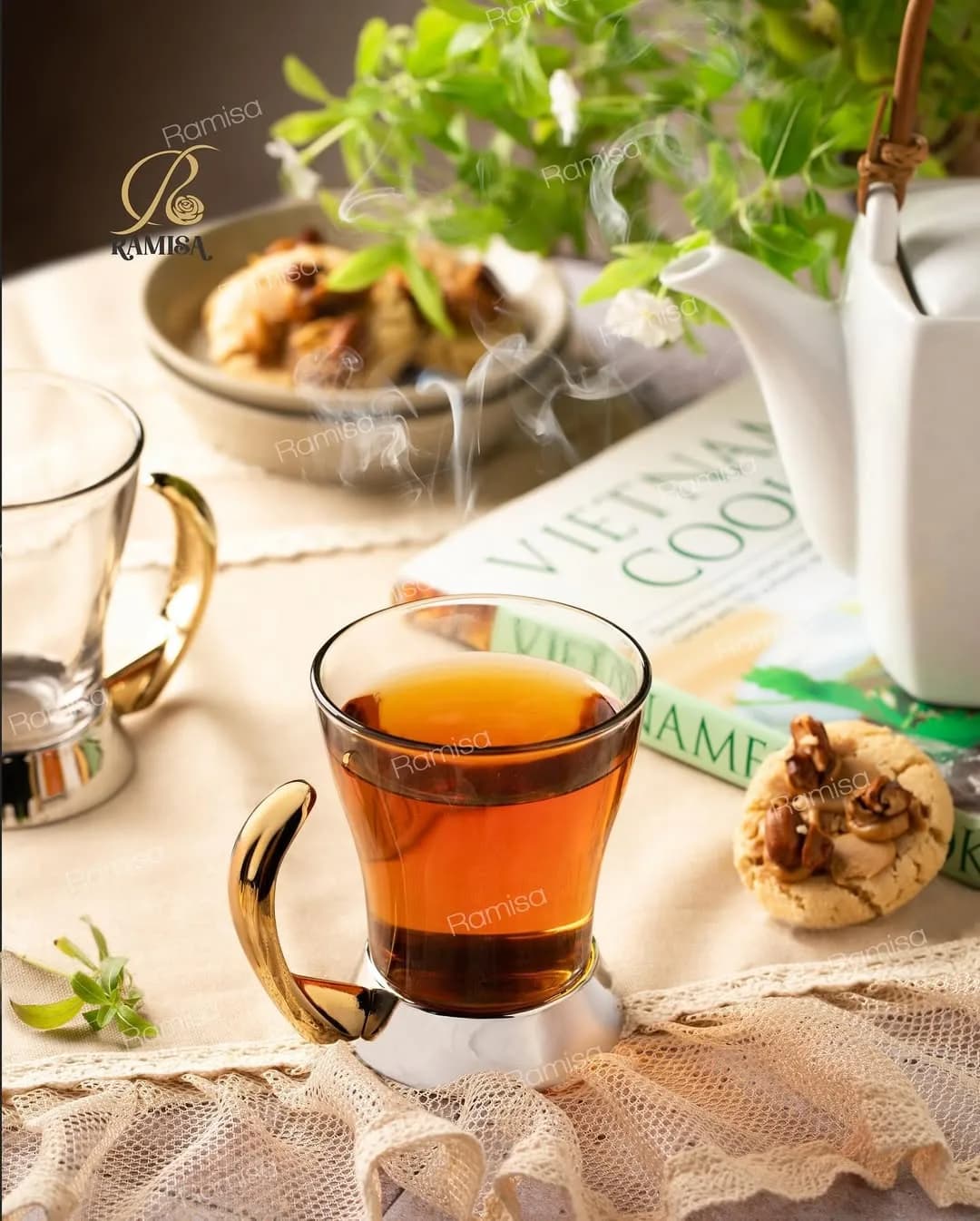 لیوان و قوری رامیسا، رنگ شفاف و طلایی، جنس شیشه و سرامیک، لیوان دسته‌دار