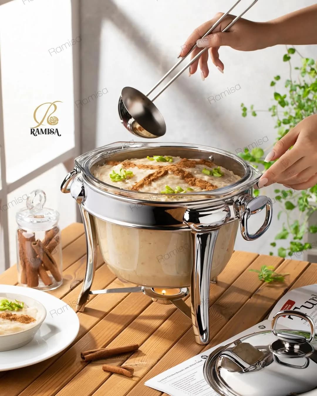 سوفلهخوری روما رامیسا، رنگ نقرهای، جنس فلز و شیشه، پایهدار با درپوش