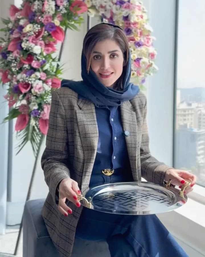سینی اقتصادی استیل (مایا، رزا، نورا، هانا) رامیسا، رنگ نقرهای و طلایی، طرح هندسی، گرد، دستهدار