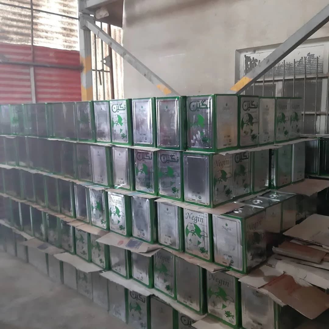 روغن مایع سویا حلب ۱۶ کیلویی نگین، رنگ نقره‌ای و سبز، جنس فلز، قوطی
