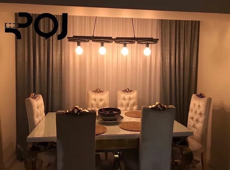 لوستر کانتری چرخ، رنگ مشکی و سفید، جنس فلز و پارچه، آویز خطی چهارشعله