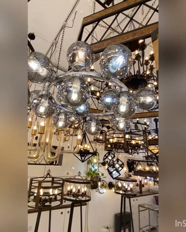 لوستر حبابی ۱۸ شعله قطر ۸۰، رنگ سفید و نقره‌ای، جنس فلز و شیشه، آویز مدرن حلقه‌ای