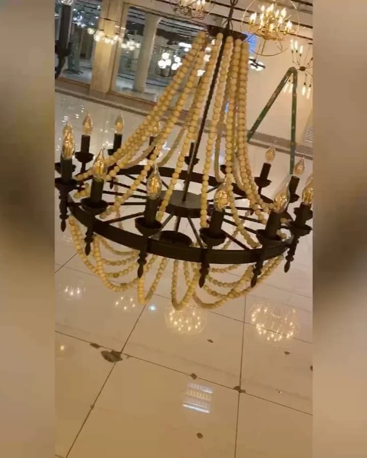 لوستر روستیک، رنگ مشکی و کرم، جنس فلز و چوب، لوستر چرخشی مهره‌دار