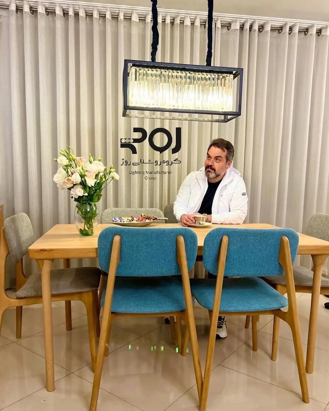 لوستر کانتری کریستال کاردی ۴ شعله، رنگ طلایی و سفید، جنس فلز و پارچه، لوستر مدرن خطی
