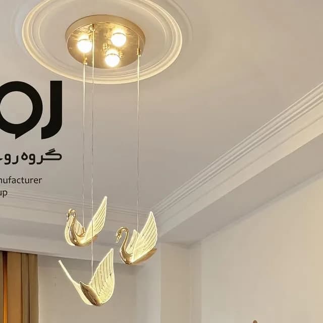 لوستر وارداتی قو، رنگ طلایی، جنس فلز، طرح قوی، مدرن
