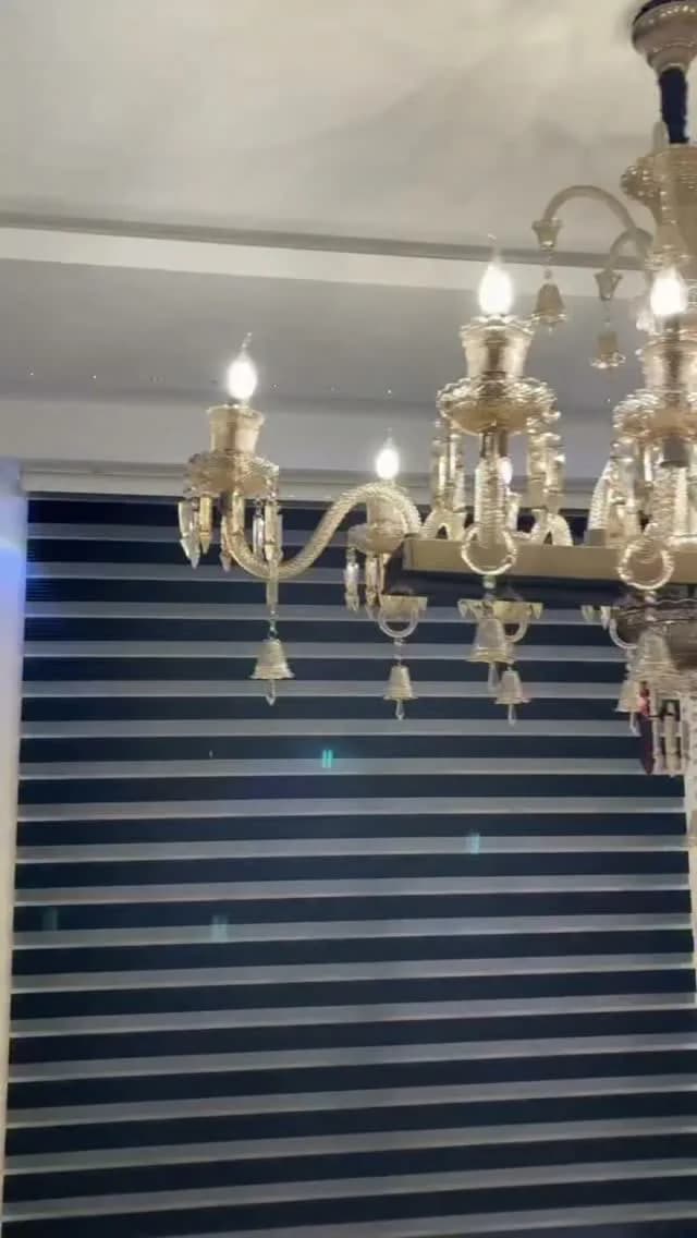 لوستر باکارا شامپاینی ۳۰ شاخه و لاینر ۱۲ شاخه، رنگ طلایی و شفاف، جنس شیشه و فلز، کلاسیک، کریستالی