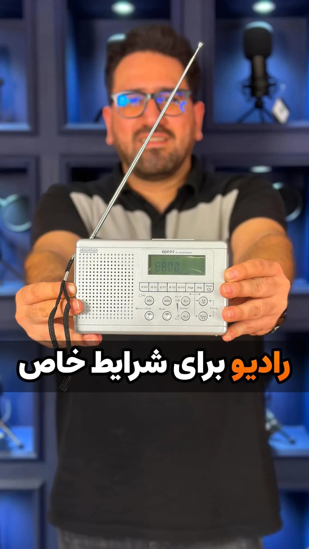 رادیو اضطراری با ساعت و آلارم، رنگ نقرهای، جنس پلاستیک، دیجیتال، قابل حمل