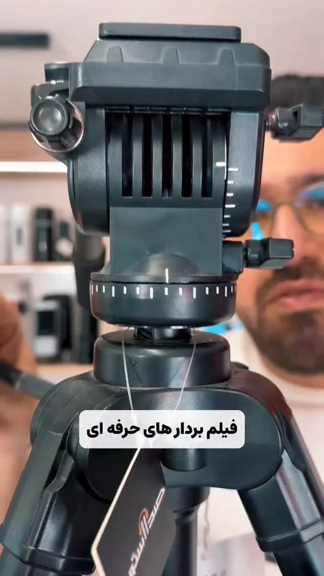 سه‌پایه حرفه‌ای VCT-999 یونتنگ، رنگ مشکی، جنس فلز و پلاستیک، قابل تنظیم