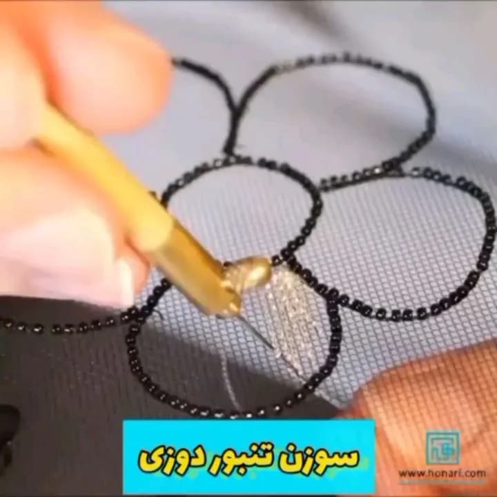 سوزن تنبور دوزی سه سوزنه، رنگ کرم و طلایی، جنس چوب و فلز، دسته‌دار استوانه‌ای