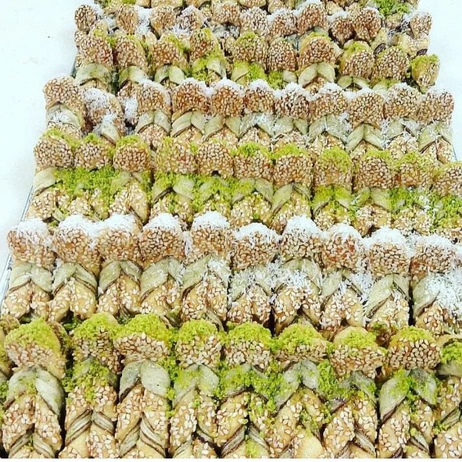 شیرینی گیسو ترد کرهای، رنگ کرم و سبز، بافتدار