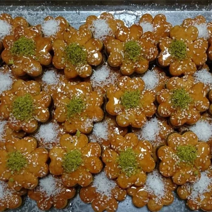 شیرینی گل با شربت، رنگ کرم و سبز، گلبرگی