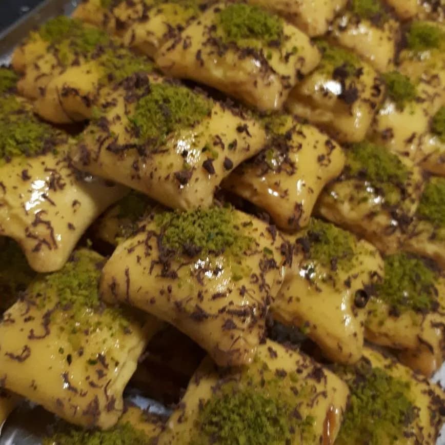 شیرینی مربعی مغزدار
