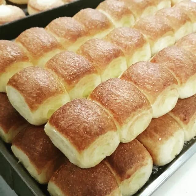 نان شیرین، رنگ قهوهای و کرم، گرد، کوچک