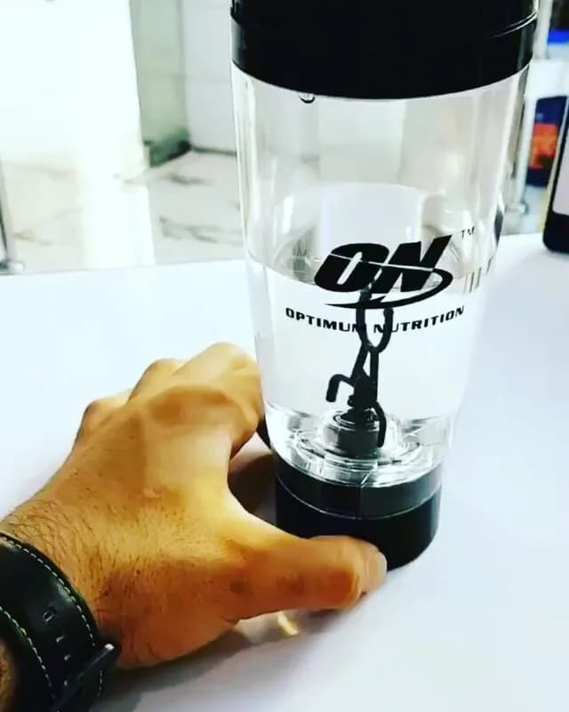 شیکر ورزشی، رنگ مشکی، جنس پلاستیک، استوانه‌ای فنردار