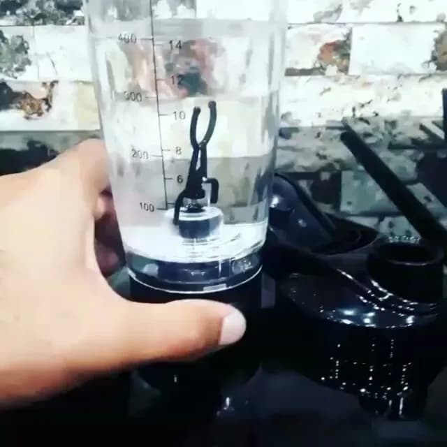 شیکر ورزشی GNC، رنگ بی‌رنگ و مشکی، جنس پلاستیک و شیشه، طرح مدرج، استوانه‌ای