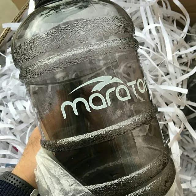 قمقمه ورزشی، رنگ خاکستری تیره، جنس پلاستیک، استوانه‌ای بزرگ