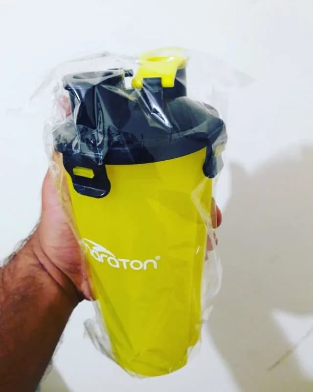شیکر ورزشی، رنگ زرد و مشکی، جنس پلاستیک، استوانه‌ای درب‌دار