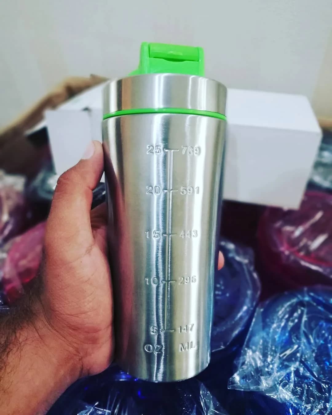 شیکر ورزشی، رنگ نقره‌ای و سبز، جنس استیل، استوانه‌ای درجه‌دار