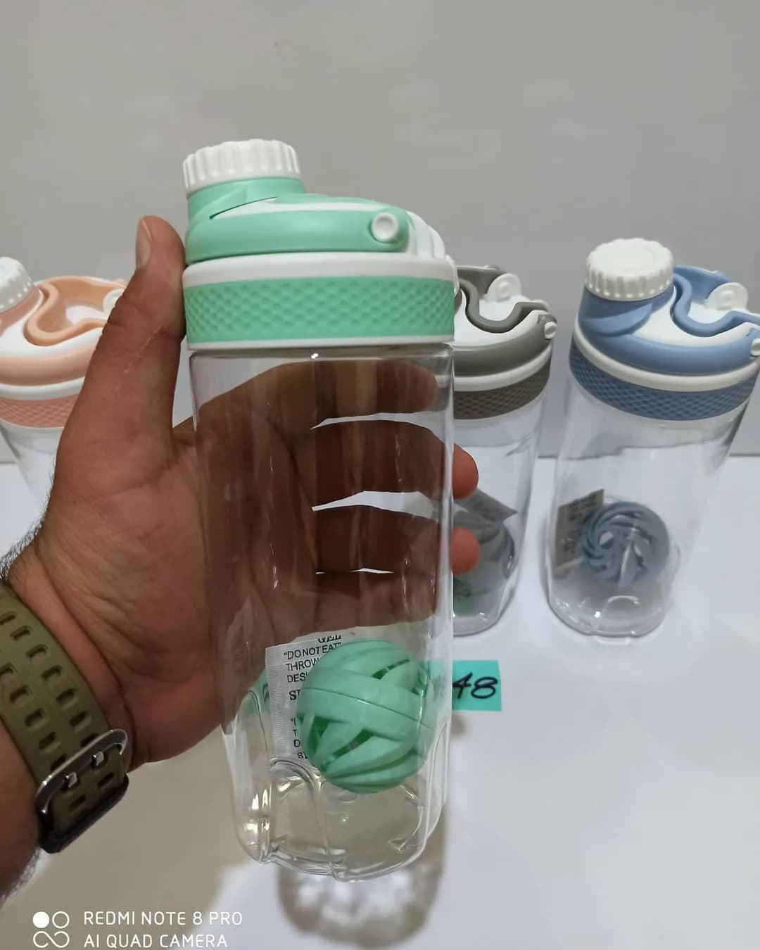 شیکر ورزشی، رنگ شفاف و سبز نعنایی، جنس پلاستیک، استوانه‌ای، با گوی مخلوط‌کن