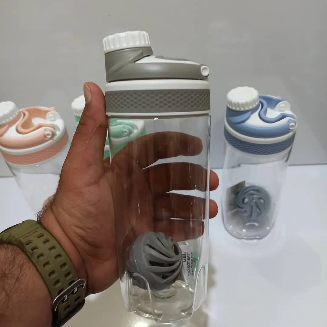 شیکر ورزشی، رنگ شفاف و خاکستری، جنس پلاستیک، درب‌دار، همراه با فنر