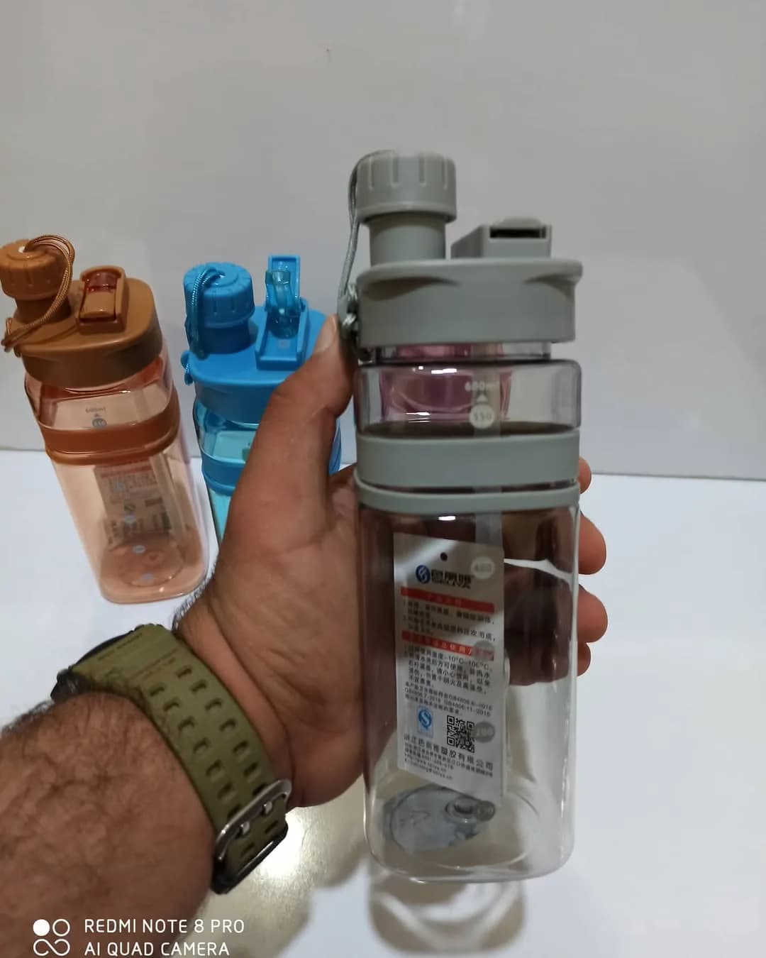 قمقمه ورزشی، رنگ خاکستری، آبی و قهوه‌ای، جنس پلاستیک، استوانه‌ای درب‌دار