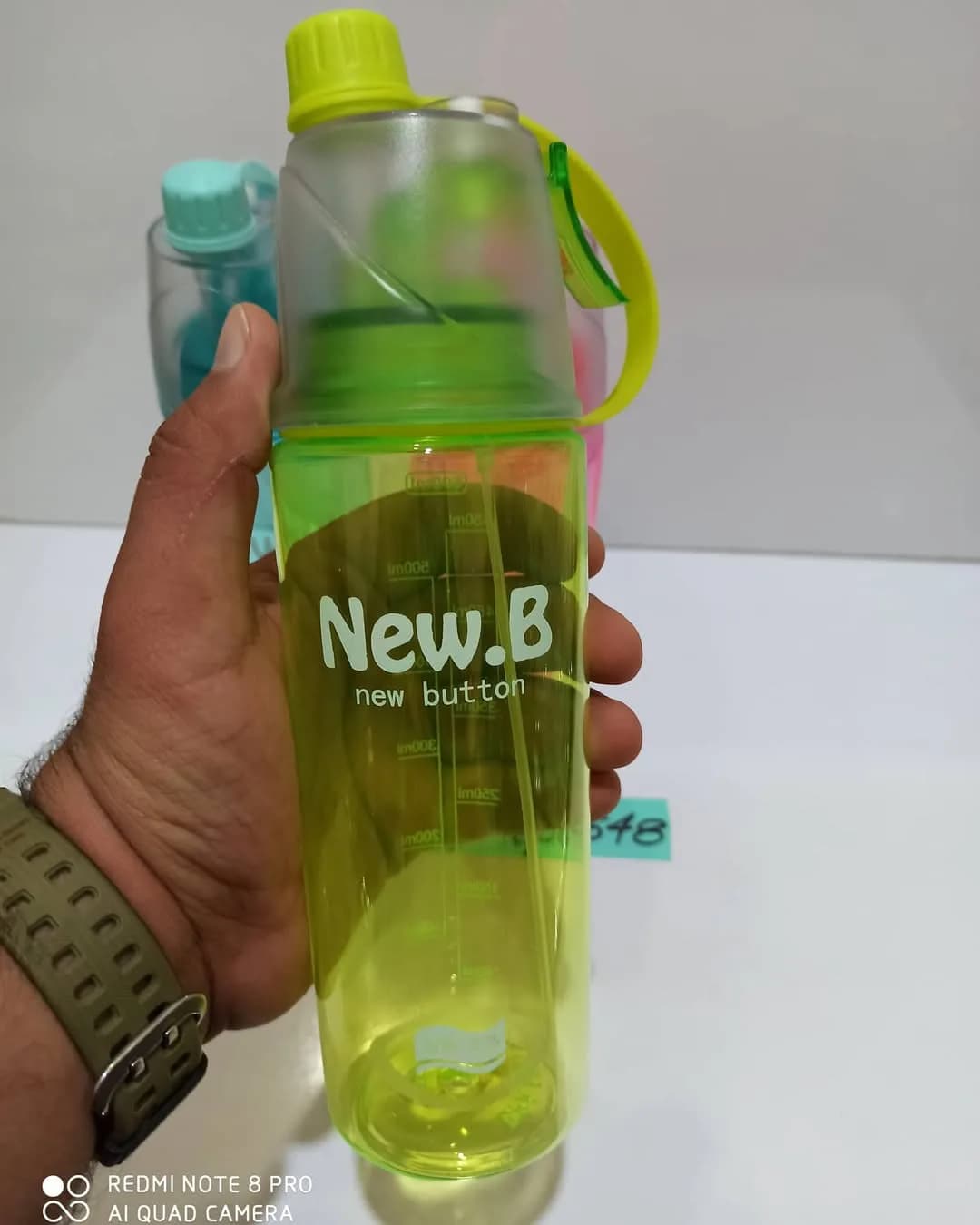 قمقمه ورزشی New.B، رنگ سبز و نعناعی، جنس پلاستیک، استوانه‌ای درب فشاری پمپی
