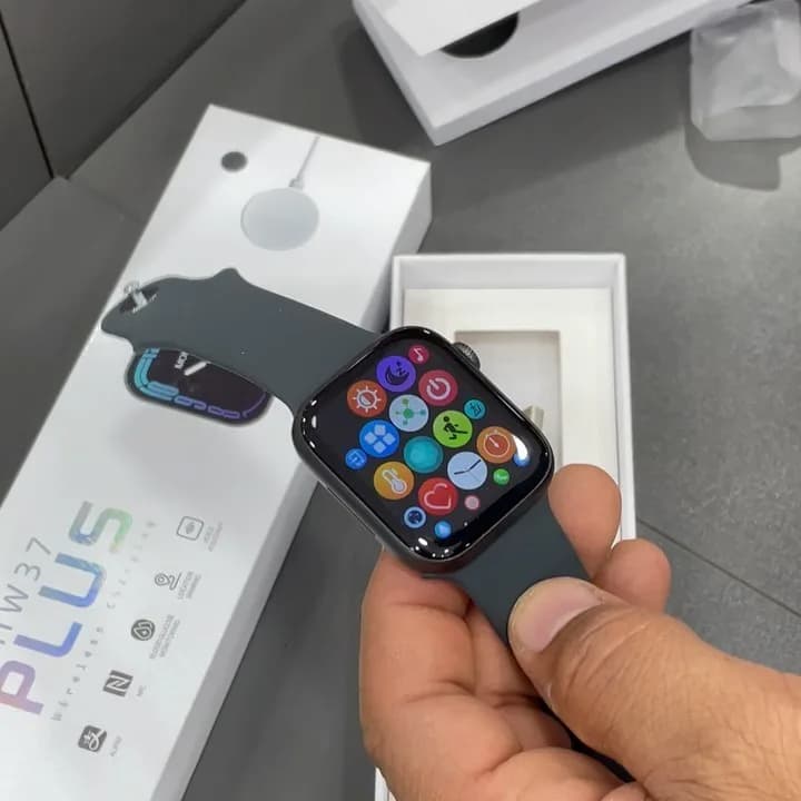 ساعت هوشمند W37 Plus، رنگ مشکی، جنس سیلیکون، مستطیلی، بند سیلیکونی