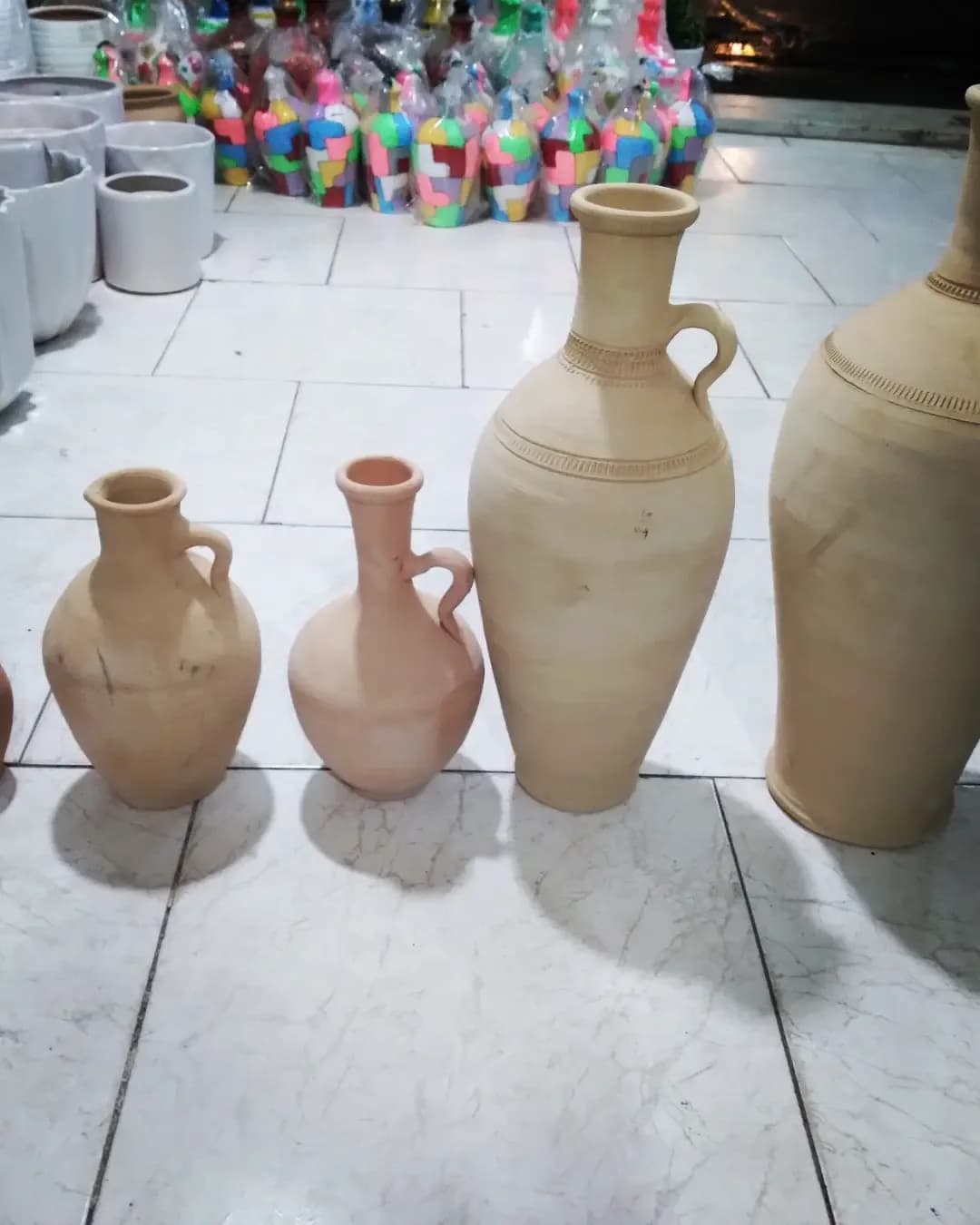 کوزه آب سفالی — رنگ کرم — نمای چندکالا — کوزه
