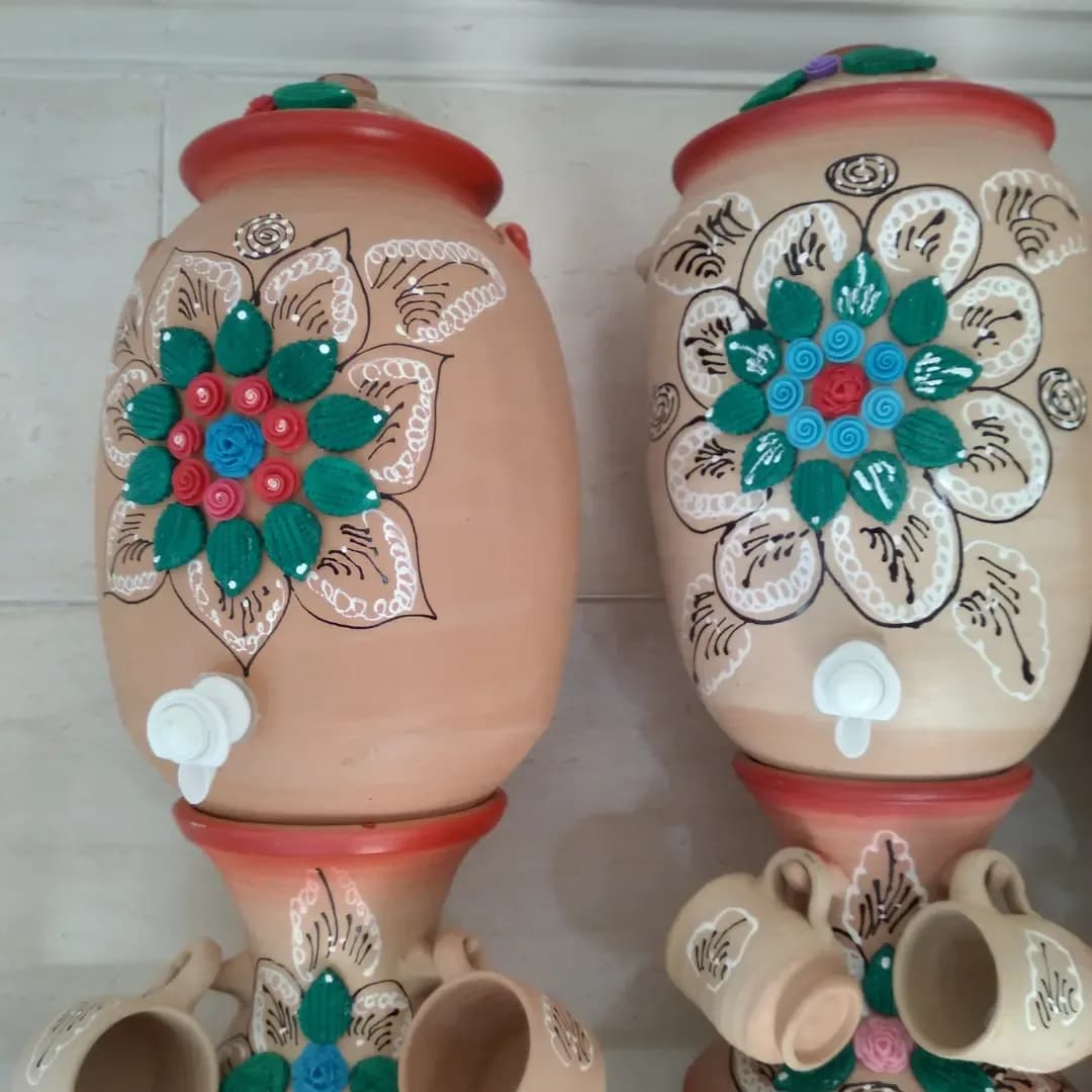 کلمند سفالی نقش‌دار — رنگ کرم — نمای روبه‌رو — کلمند