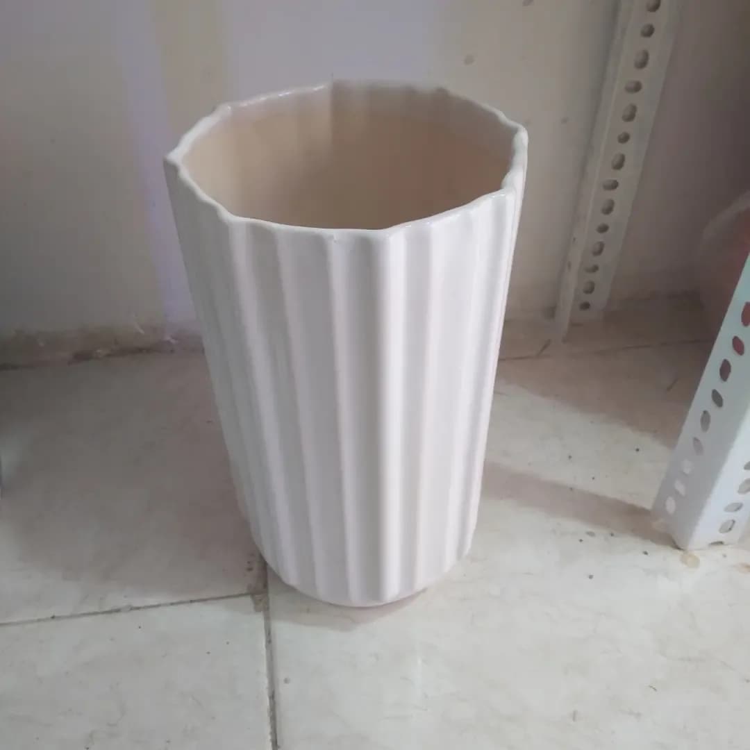گلدان استوانه ستاره‌ای، رنگ سفید، جنس سرامیک، استوانه‌ای بلند، لبه چین‌دار