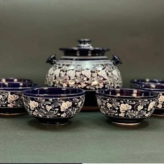 سرویس ظروف سفالی نقش دار — رنگ سرمه‌ای — نمای چندکالا — سرویس کامل