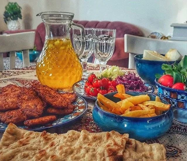 ست سفالی فیروزه‌ای، رنگ آبی، جنس سرامیک و شیشه، پارچ و کاسه