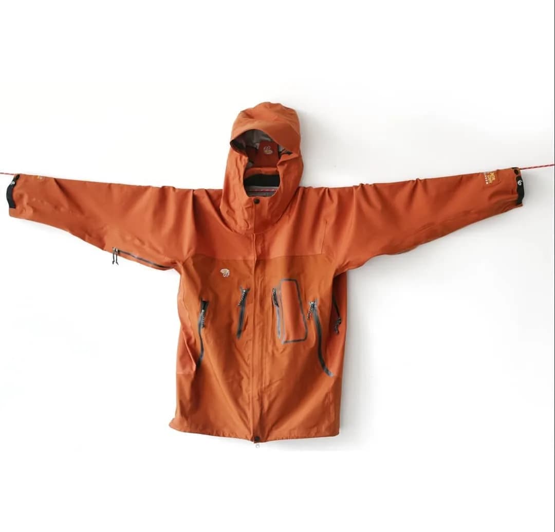کاپشن تک لایه کلاه‌دار گورتکس Mountain Hardwear، رنگ نارنجی، آستین بلند، گشاد