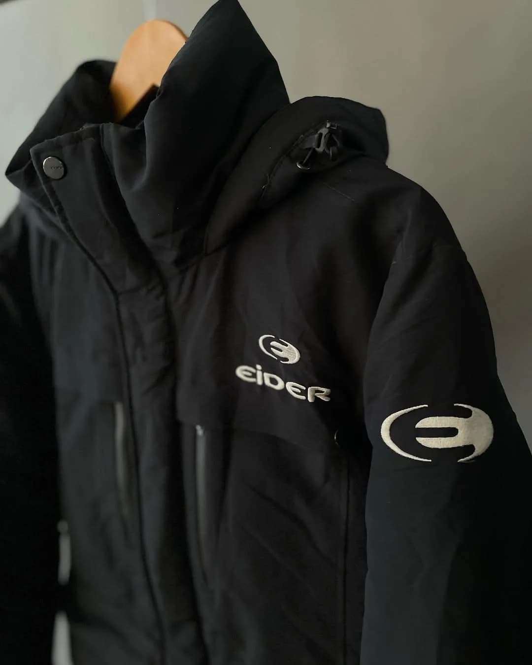 کاپشن پر سنگین رویه برزنتی Eider، رنگ مشکی، کلاهدار زیپدار