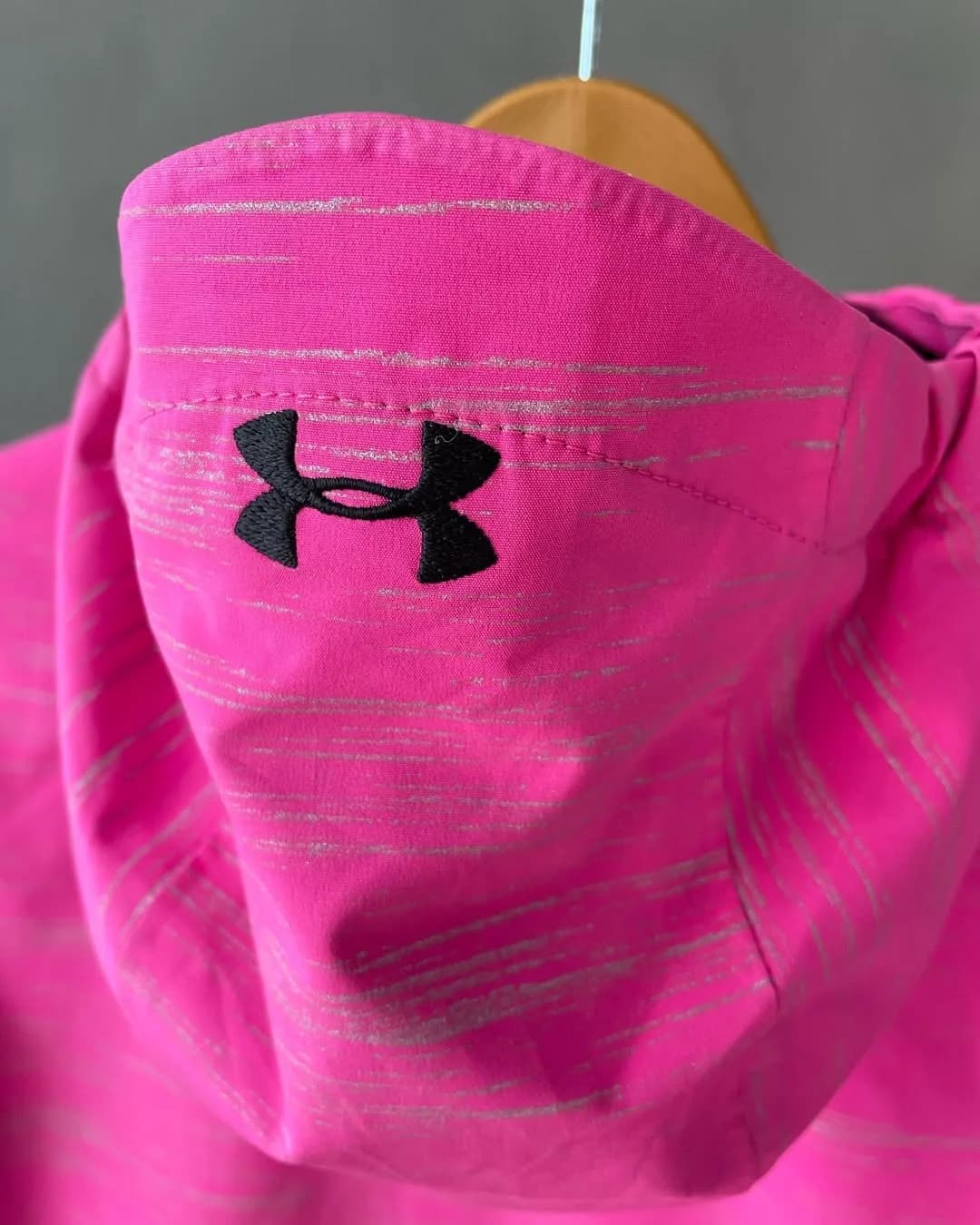 کاپشن اسکی زنانه Under Armour، رنگ صورتی و خاکستری، طرح راهراه، کلاهدار زیپدار