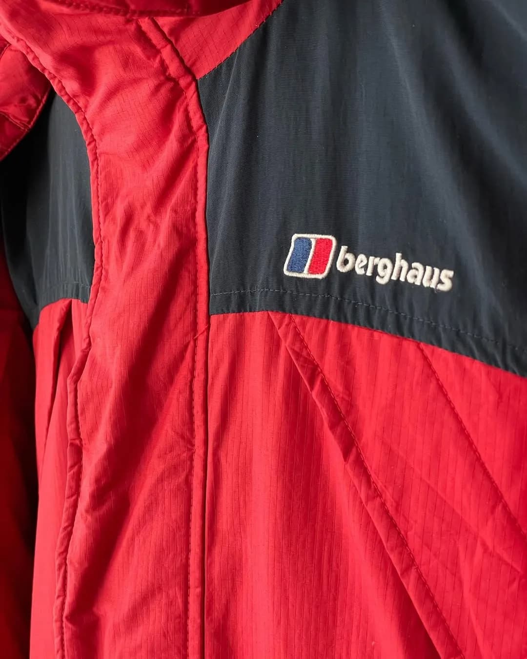 کاپشن پر کوهنوردی Berghaus، رنگ قرمز و سرمهای، جنس پلاستیک، یقه ایستاده کوتاه