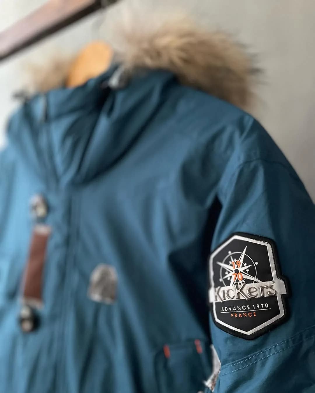 کاپشن پر سنگین شهری سایز ۱۰۰ Kickers، رنگ سبز تبی و مشکی، کلاهدار بلند آستینبلند