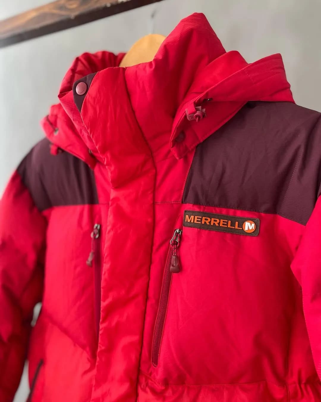 کاپشن پر سایز ۹۵ Merrell، رنگ قرمز و سرخابی، جنس پلیاستر، کلاهدار زیپدار کوتاه