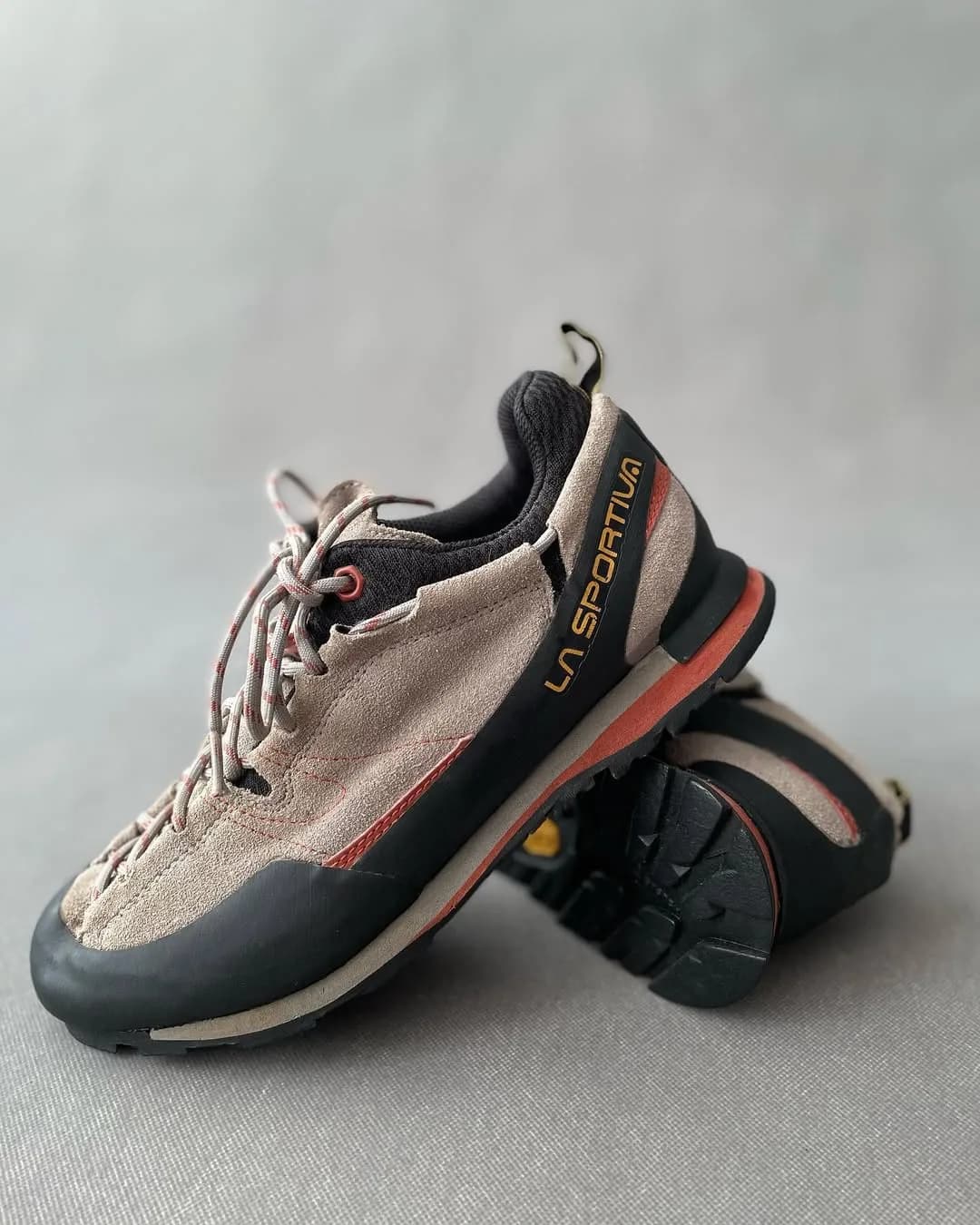 کفش کوهنوردی سایز ۴۲ La Sportiva، رنگ کرم، مشکی و نارنجی، جنس جیر و لاستیک، بنددار، تخت