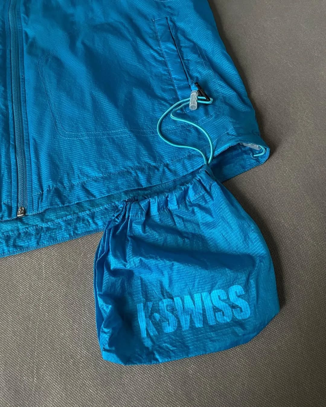 بادگیر کیسوئیس K-Swiss، رنگ آبی، جنس نایلون، زیپدار، آستین بلند