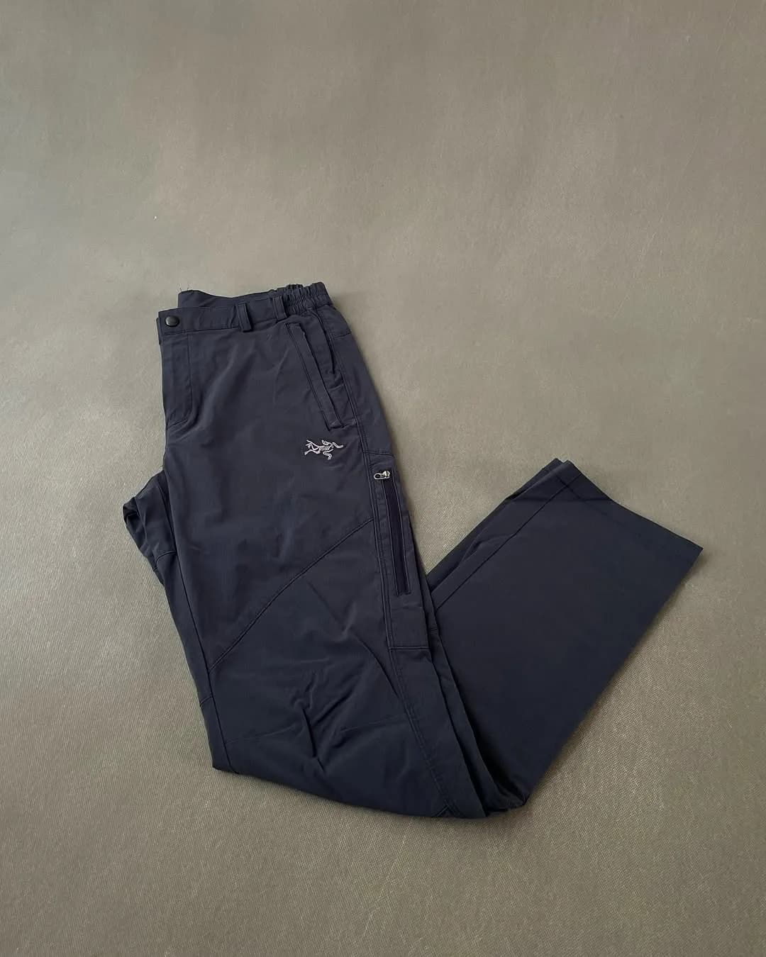شلوار طبیعتگردی کوهنوردی Arc'teryx، رنگ سرمهای، کمر کش، جیب زیپدار، راحت