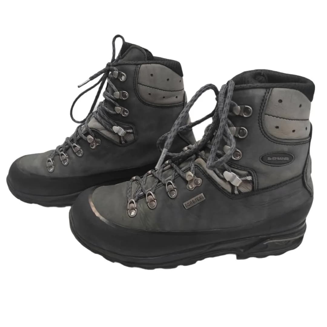بوت کوهنوردی Tibet Pro GTX سایز ۴۳.۵ Lowa، رنگ خاکستری و مشکی، جنس جیر و چرم، ساق بلند، بنددار