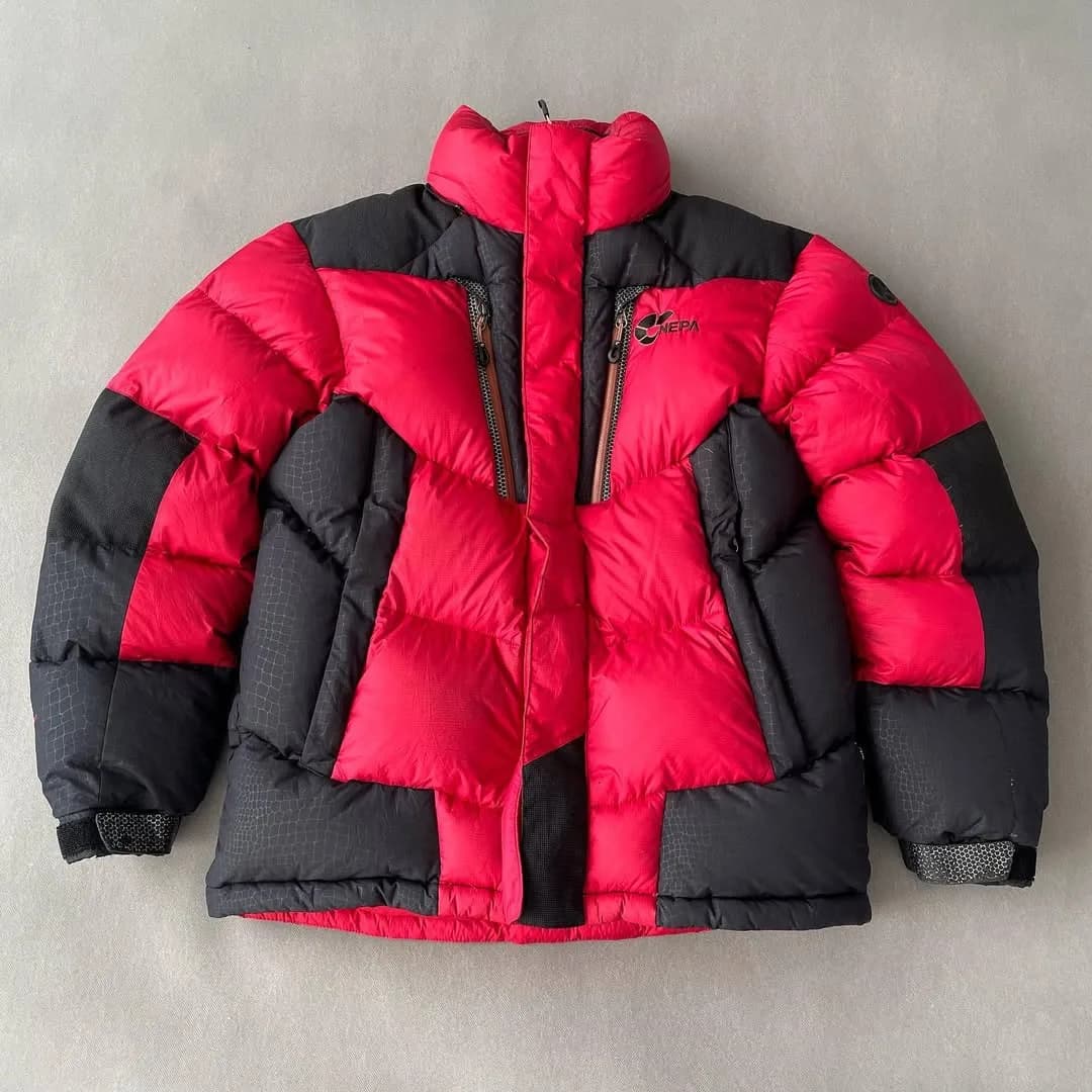 کاپشن پر غاز سایز M Nepa، رنگ قرمز و مشکی، کوتاه، یقه ایستاده، آستین بلند، جذب